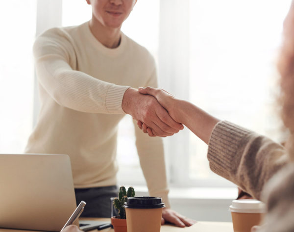 Shake-Hands nach erfolgreichem Start mit der Planetholding